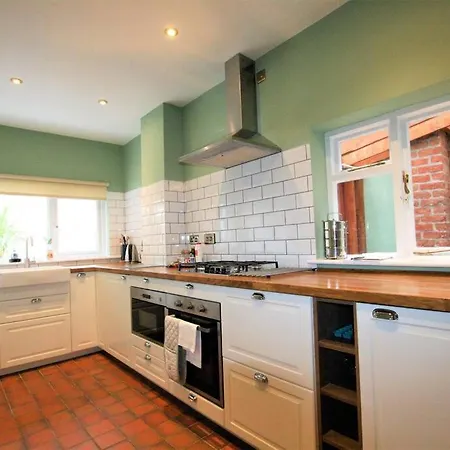 Lovely 2br With Sunny Garden In Montpelier 公寓