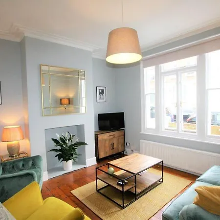 Lovely 2br With Sunny Garden In Montpelier * 布里斯托