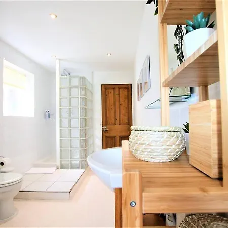Апартаменты Lovely 2br With Sunny Garden In Montpelier